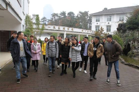 说明: E:\肖永霞\2017—2018年度\第一学期\福利院志愿活动\IMG_6827.JPG