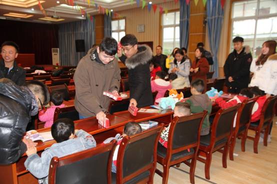 说明: E:\肖永霞\2017—2018年度\第一学期\福利院志愿活动\IMG_6824.JPG